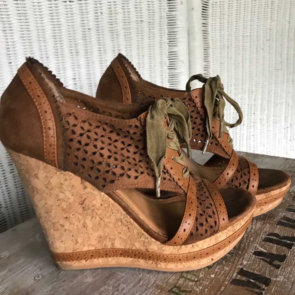 Buckle- Not Rated Size 7 Peep Toe Brown Wedges